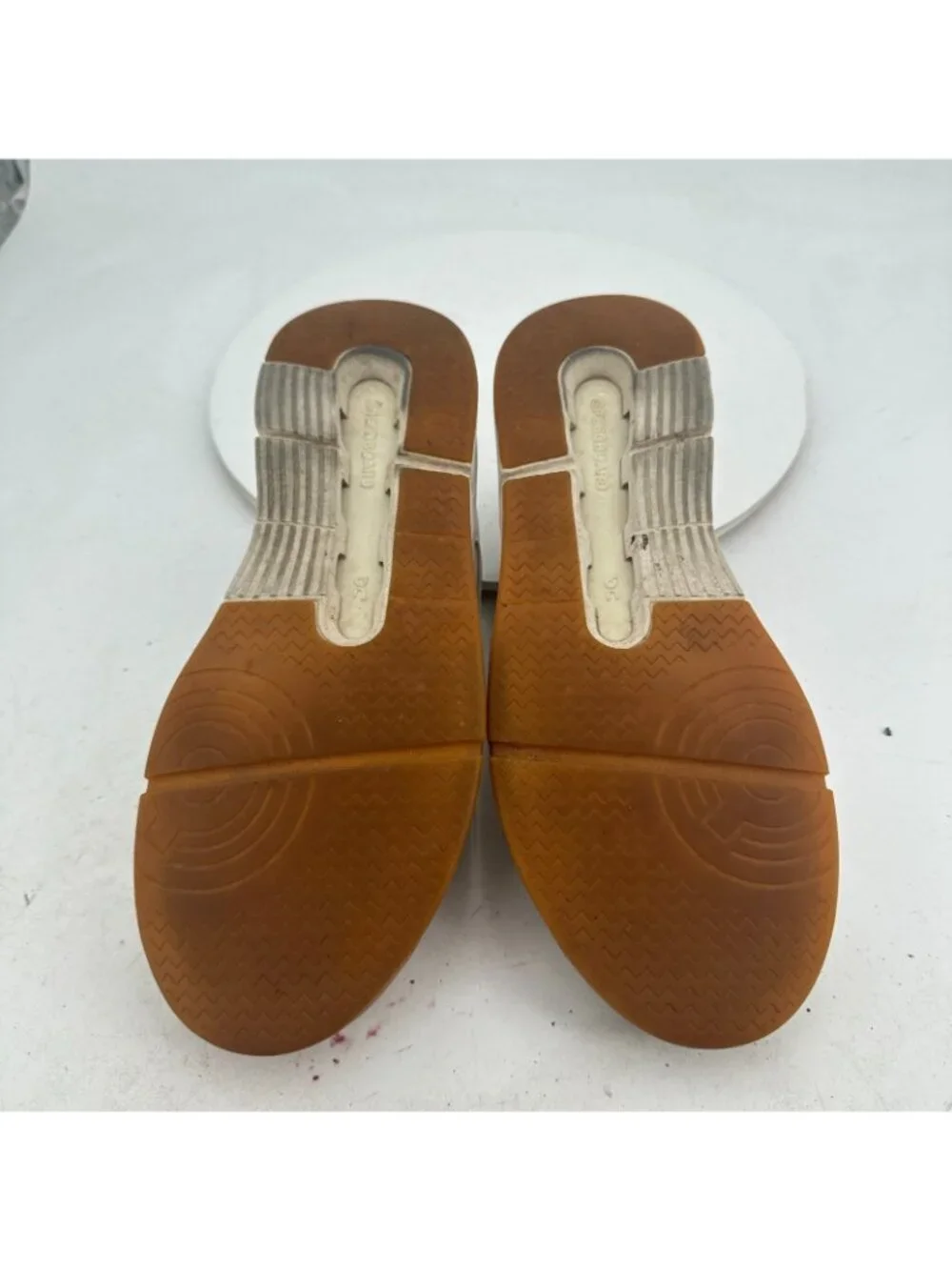 On The Roger Clubhouse Swiss Engineering Women Sz 9 3WF10430924 White Ivory Shoe